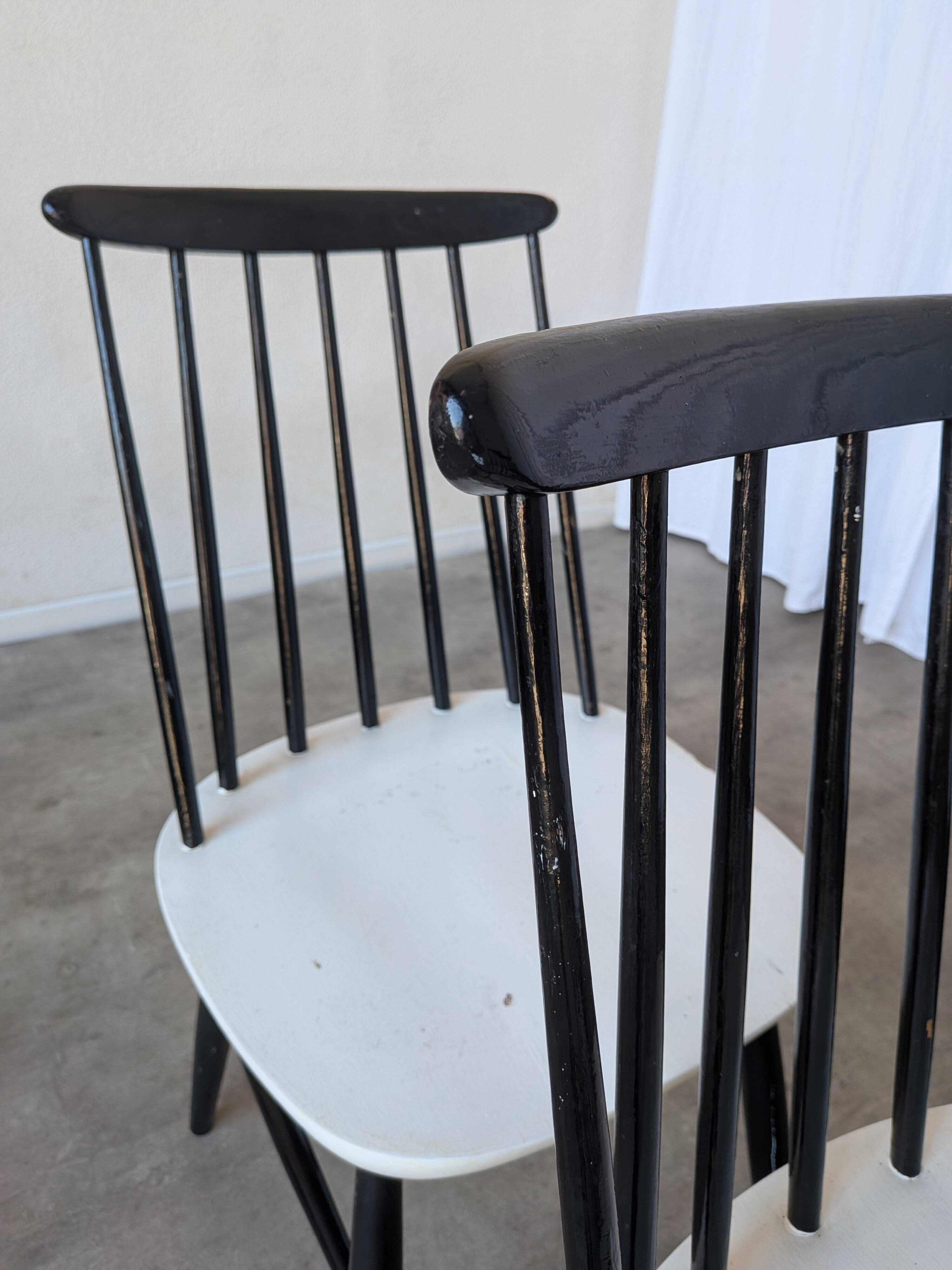 Ensemble de 3 chaises de salle à manger vintage noir et blanc, style Ilmari Tapiovaara, scandinave.