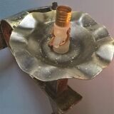 Applies two fires and fleur-de-lys in hammered wrought iron and patina in the old way in the medieval taste