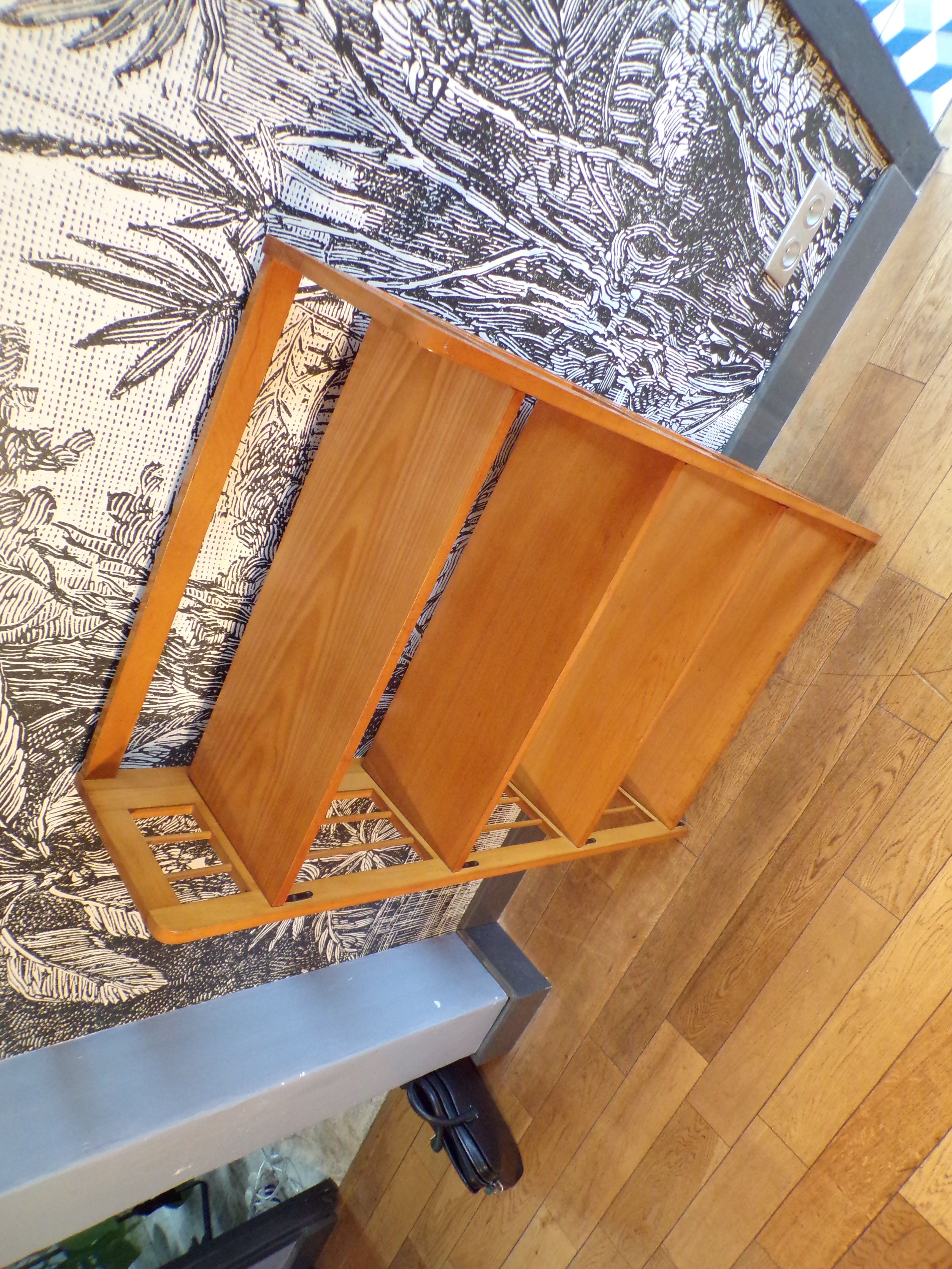 Bookseller's folding shelf