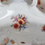 Plat ansé en porcelaine fleurie