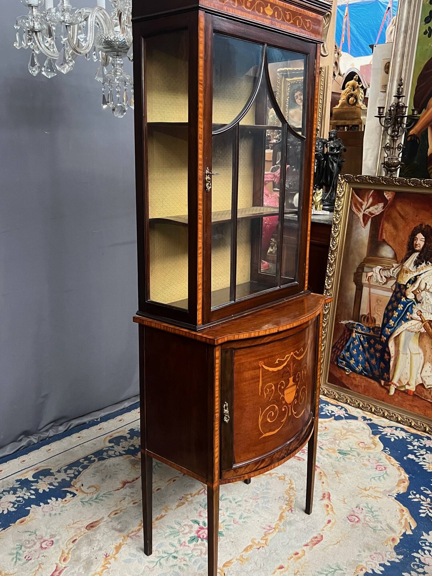 Vitrine édouardienne en acajou avec incrustation et marque "Bon Marche"