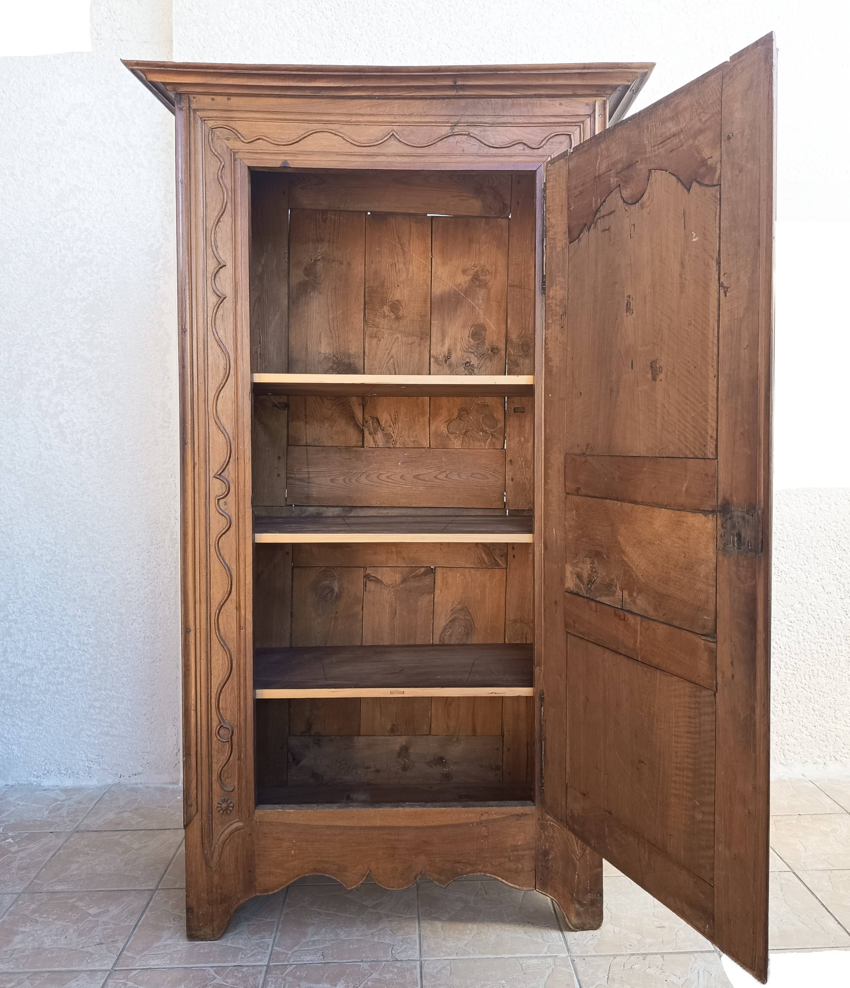 Louis XIV walnut bonnetière from the 18th century.