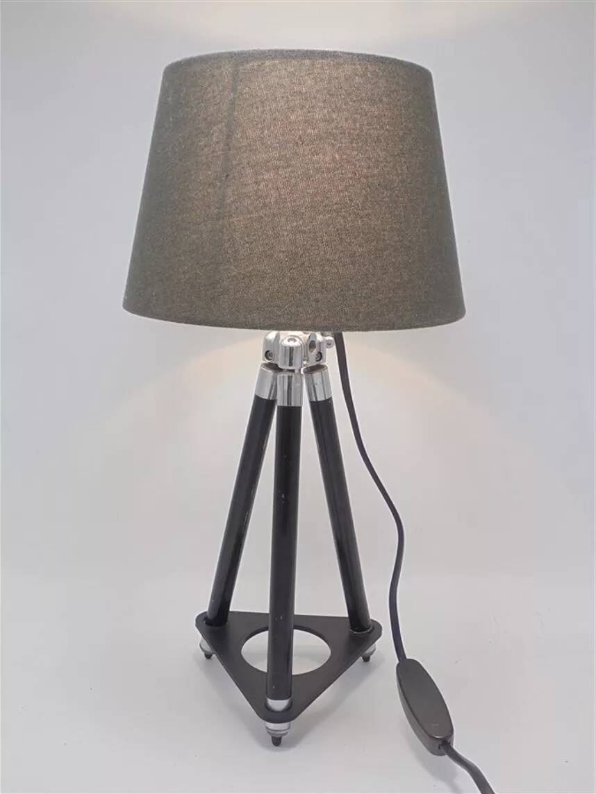 Tripod lamp