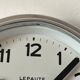 Horloge industrielle fonctionnelle Lepaute alu poli 25 cm gare pendule Brillié 1960 ATO usine