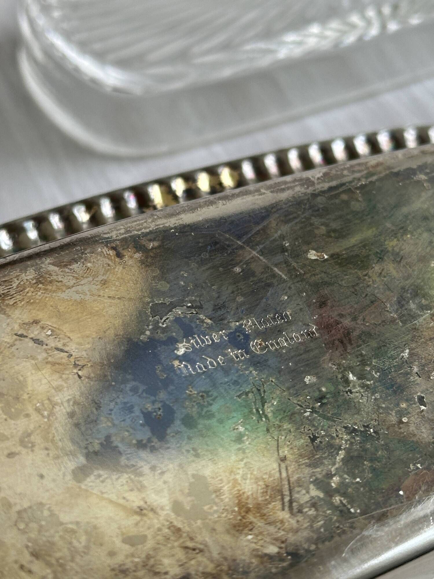 Old English butter dish in silver-plated metal and chiseled crystal.