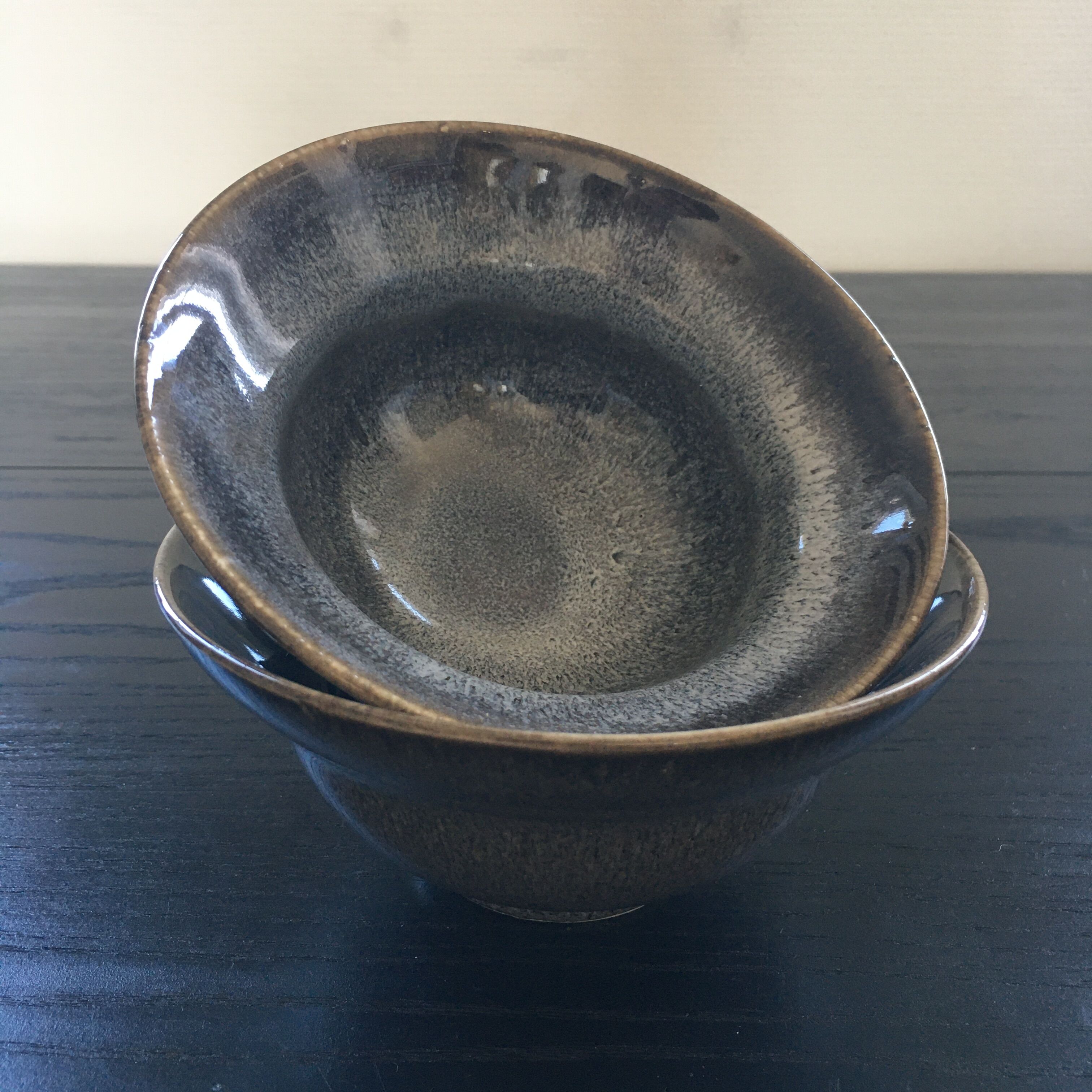 Lot 2 glazed stoneware cups