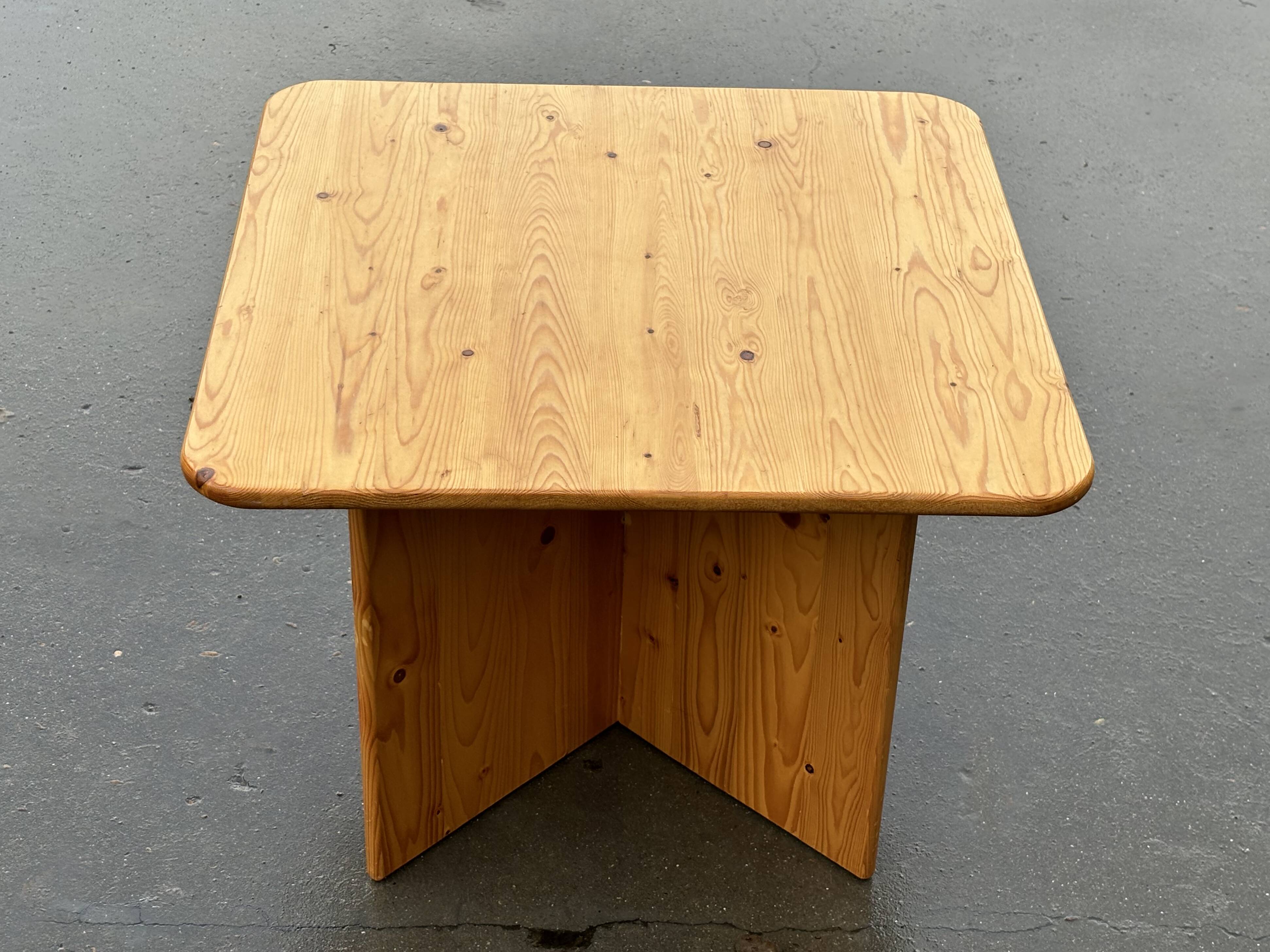 Table basse / table d'appoint vintage en pin au design organique minimaliste