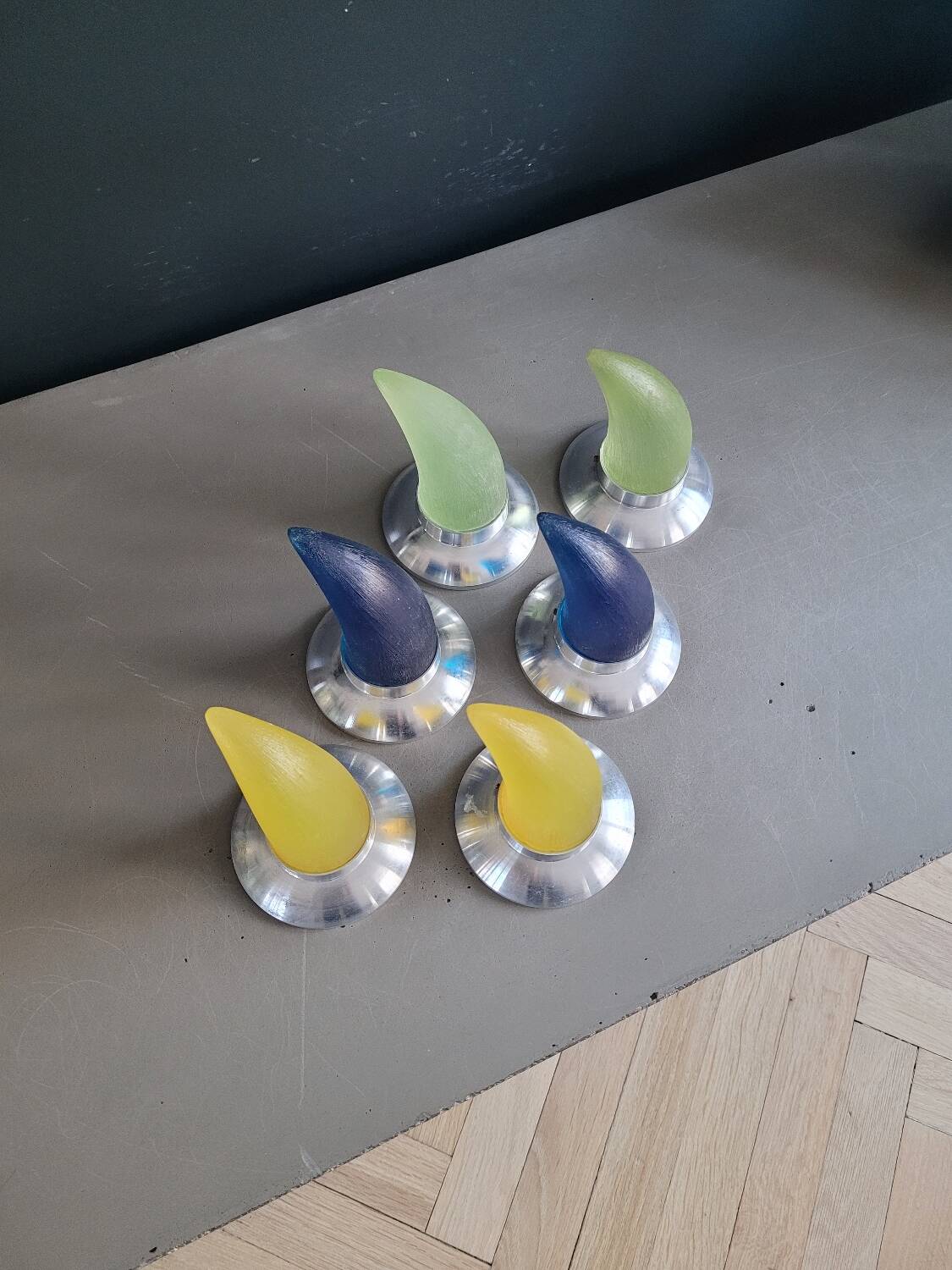 6 vintage horn coat hooks in resin and aluminium