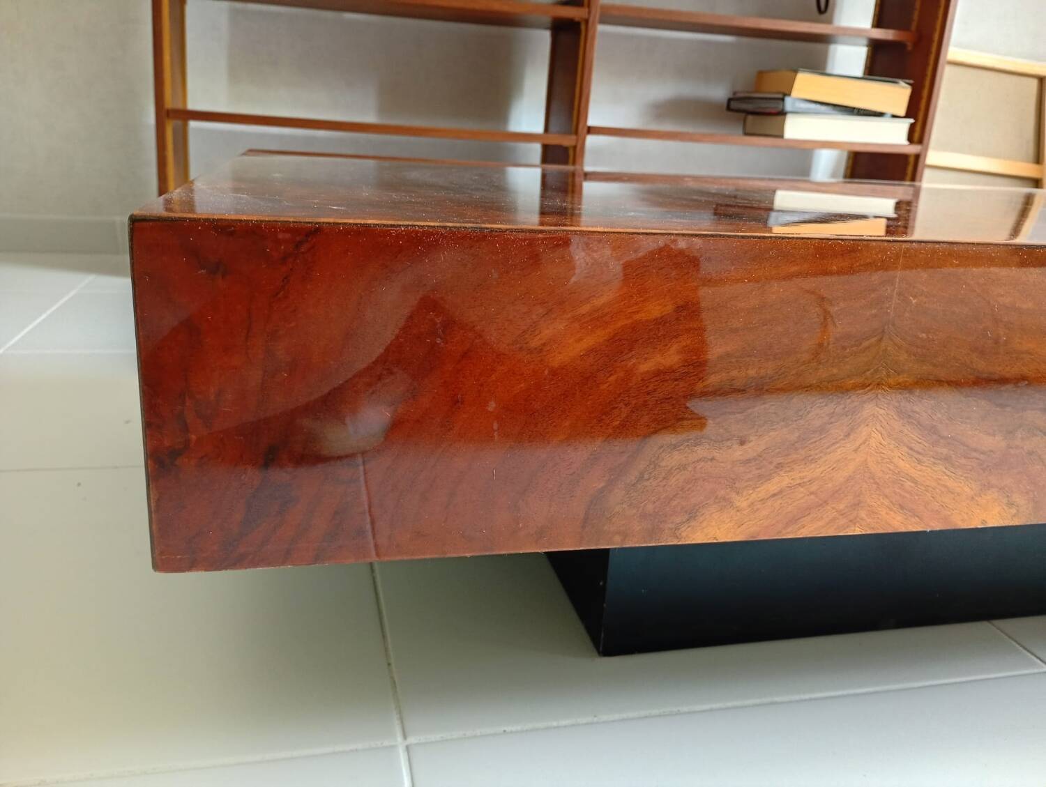 Table basse marqueterie bois de loupe 1970