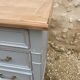 Commode de style Louis XVI en merisier patinée gris Versailles