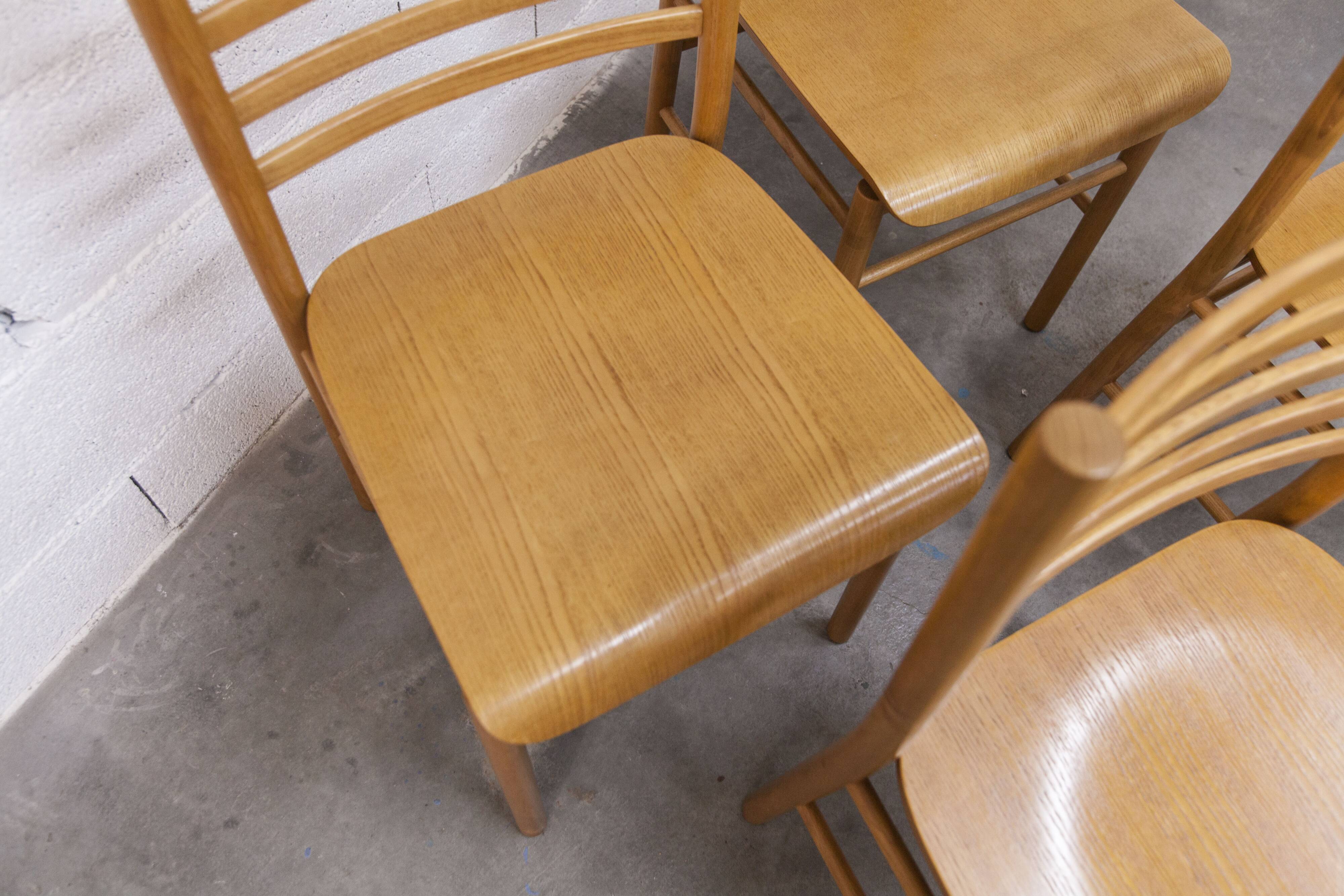 Danish ensemble transformable table 114 cm / 154 + 4 modernist chairs from the 1970s.