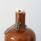Bouteille ancienne en grès vernissé à bouchon en faïence