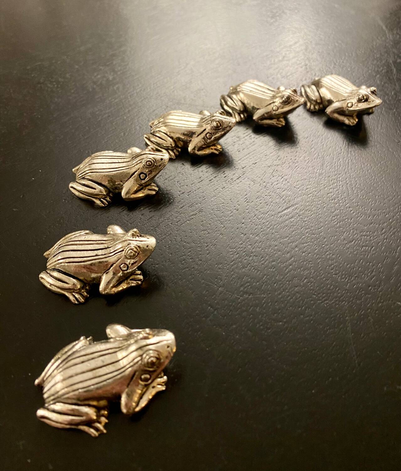 6 metal frog-shaped knife holders