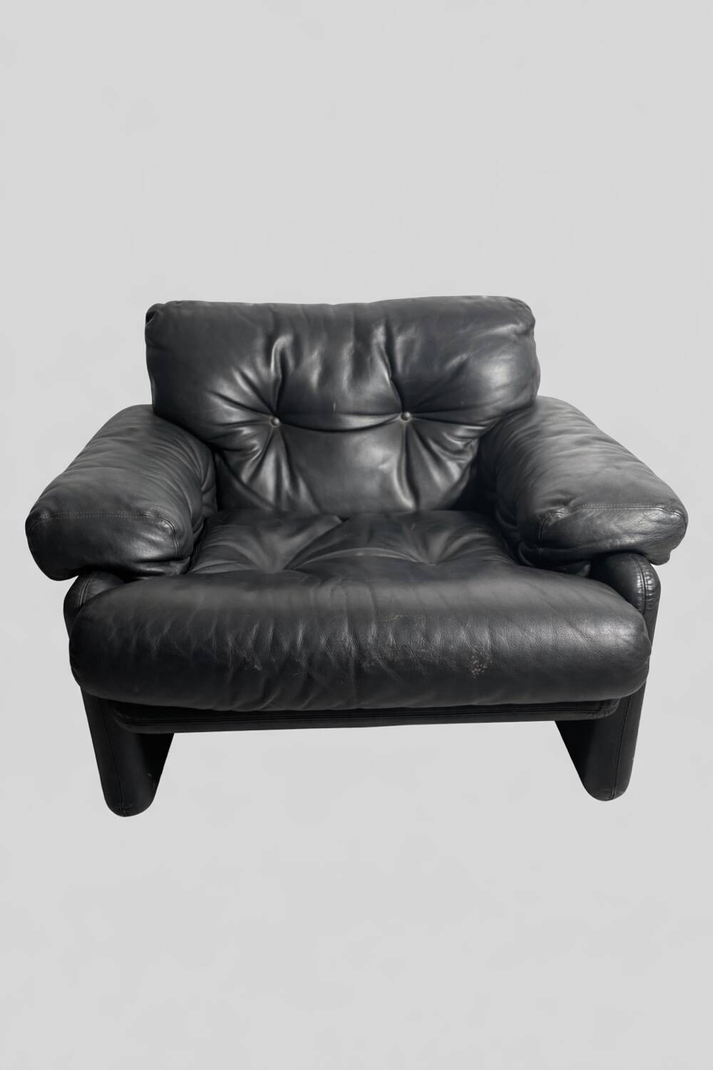 Black leather armchair – Tobia Scarpa for B&B Italia