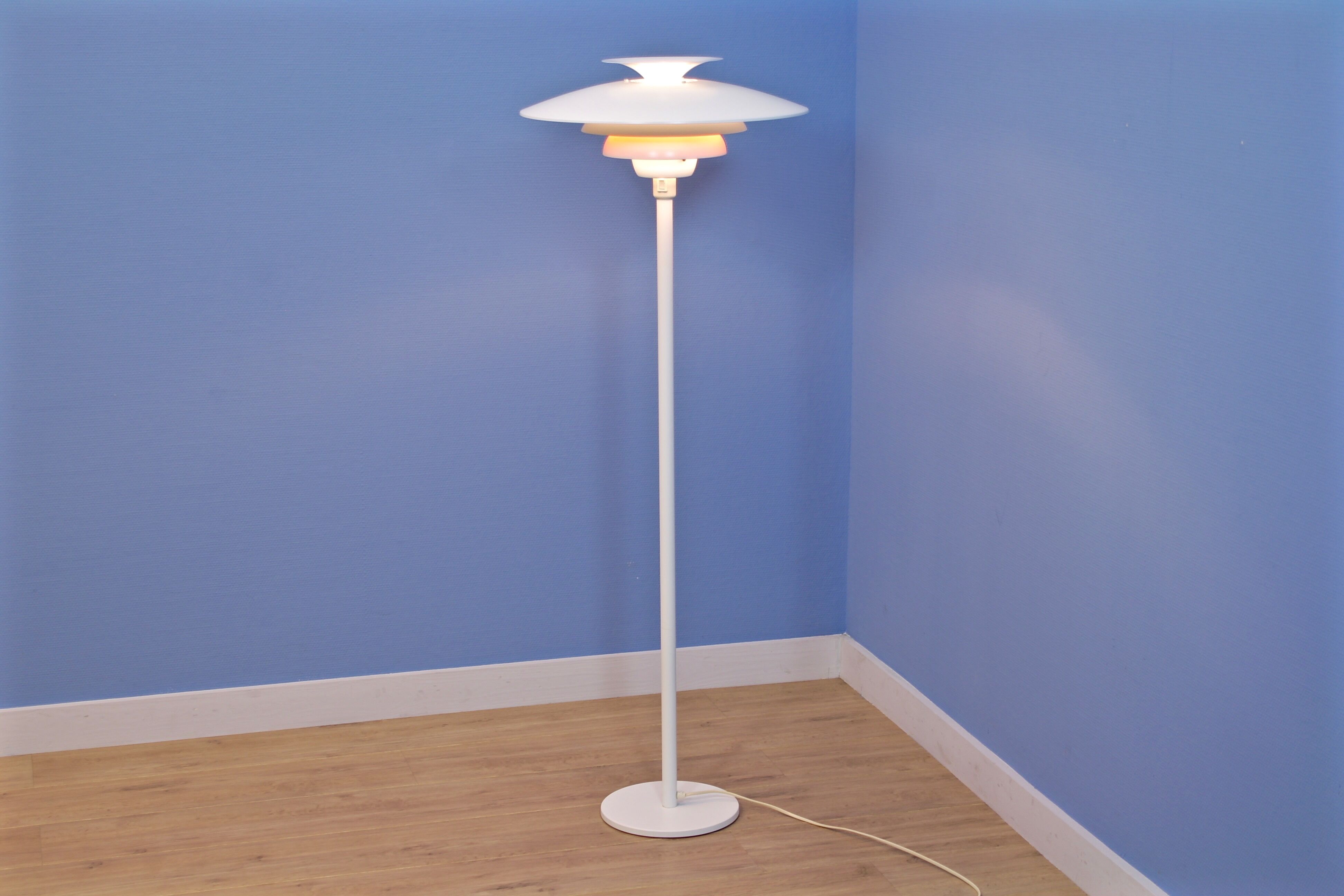 Lampadaire danois en blanc avec accent orange par Jeka Metaltryk, 1970s
