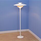 Lampadaire danois en blanc avec accent orange par Jeka Metaltryk, 1970s
