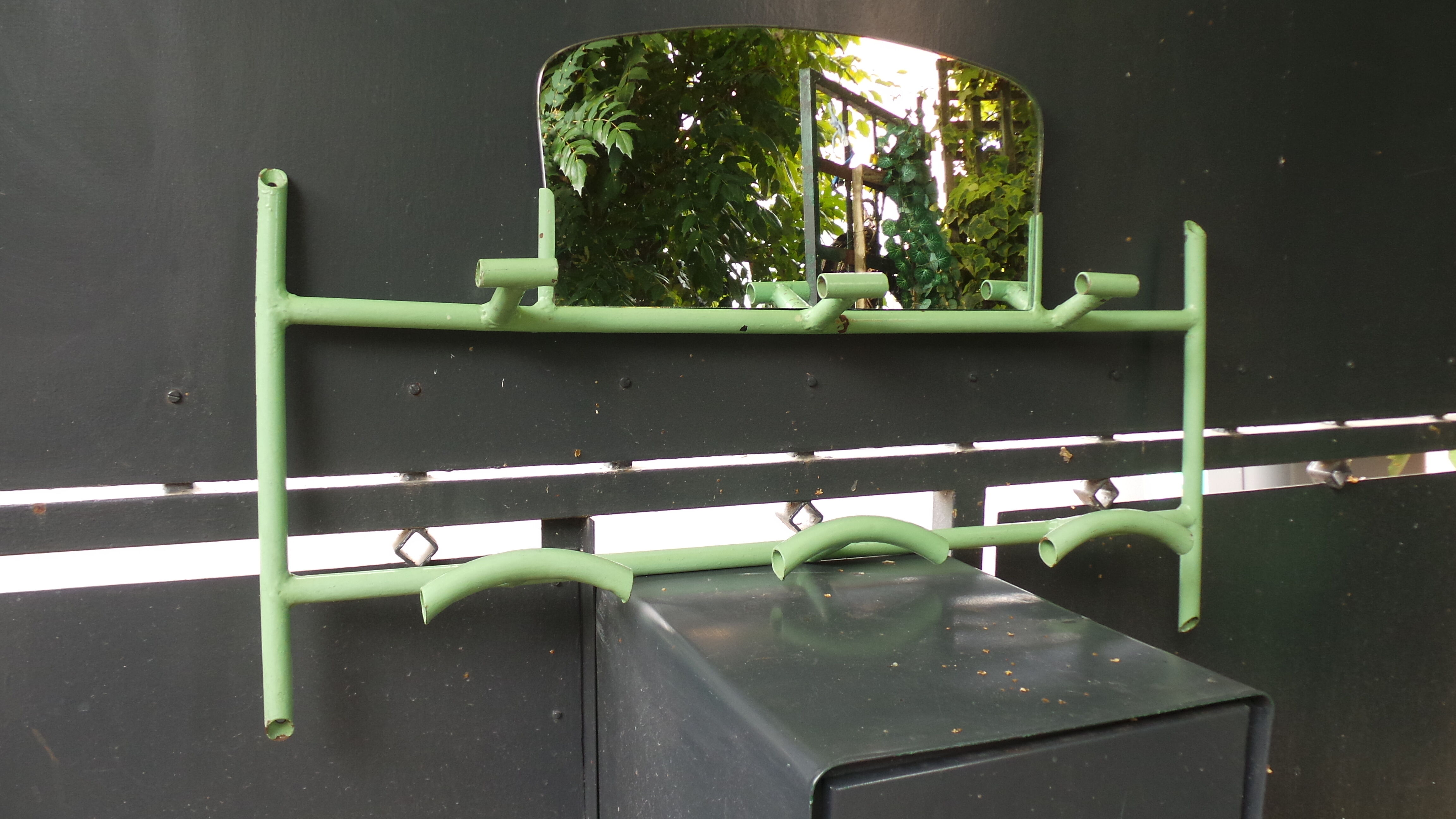 Coat rack green metal and its former mirror