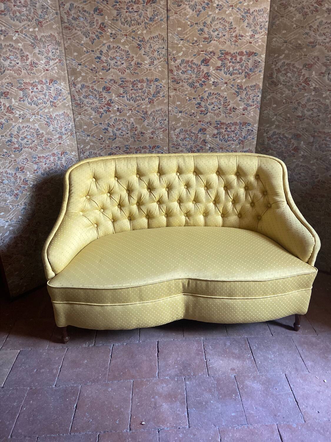 Small padded toad bench