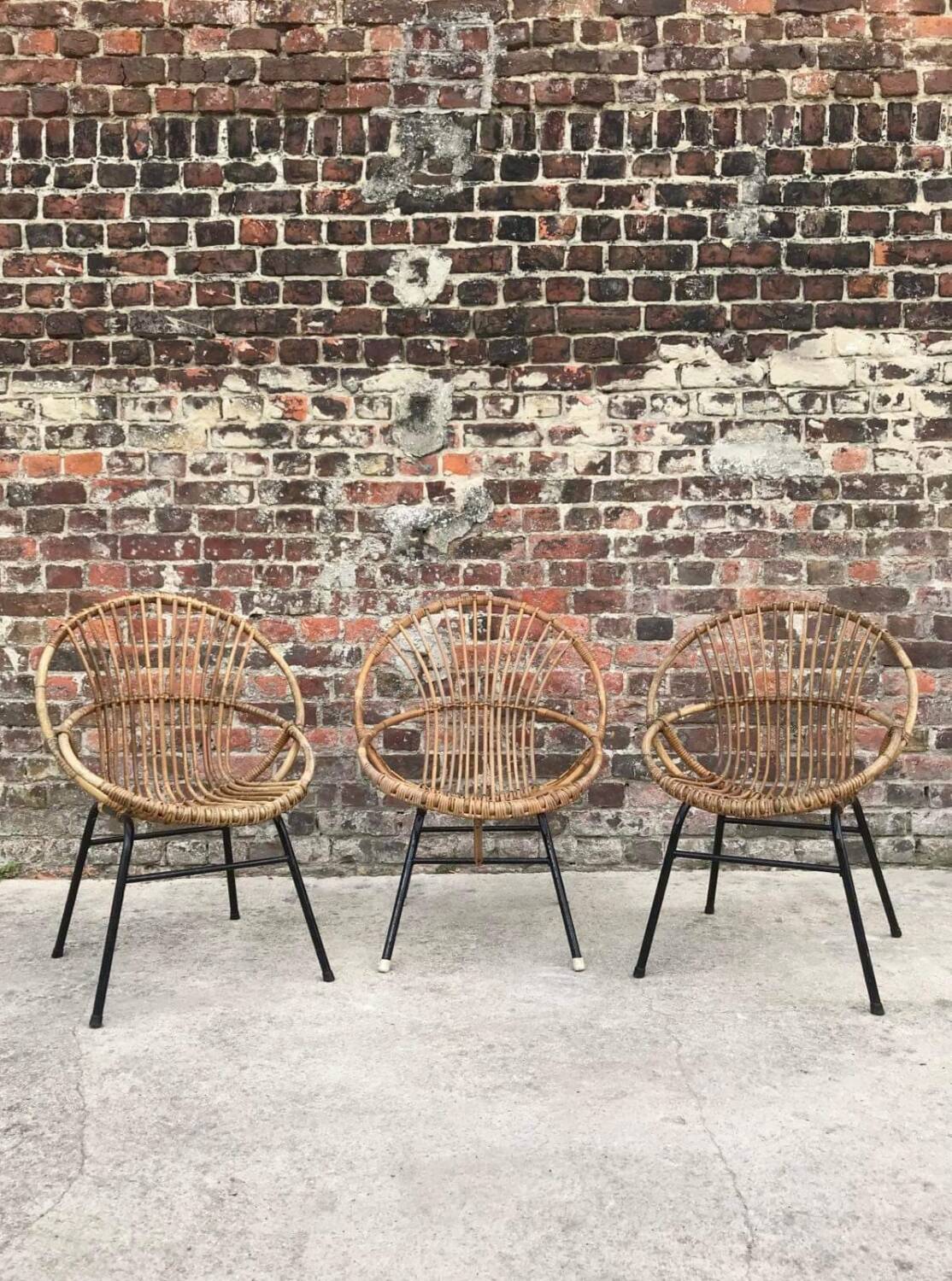 Trio de fauteuils coquille vintage en rotin pieds metal, meubles sièges anciens osier