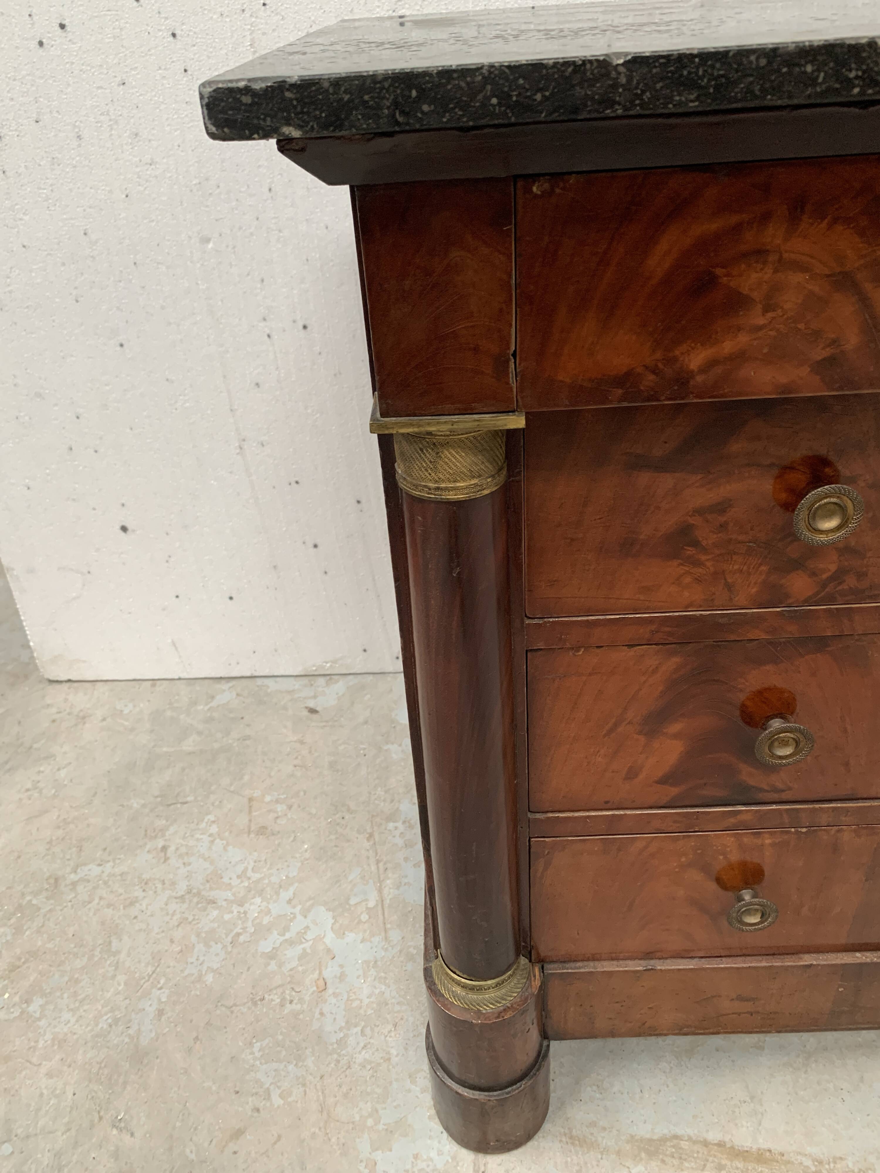Commode Empire en acajou a demi colonnes XIX siècle