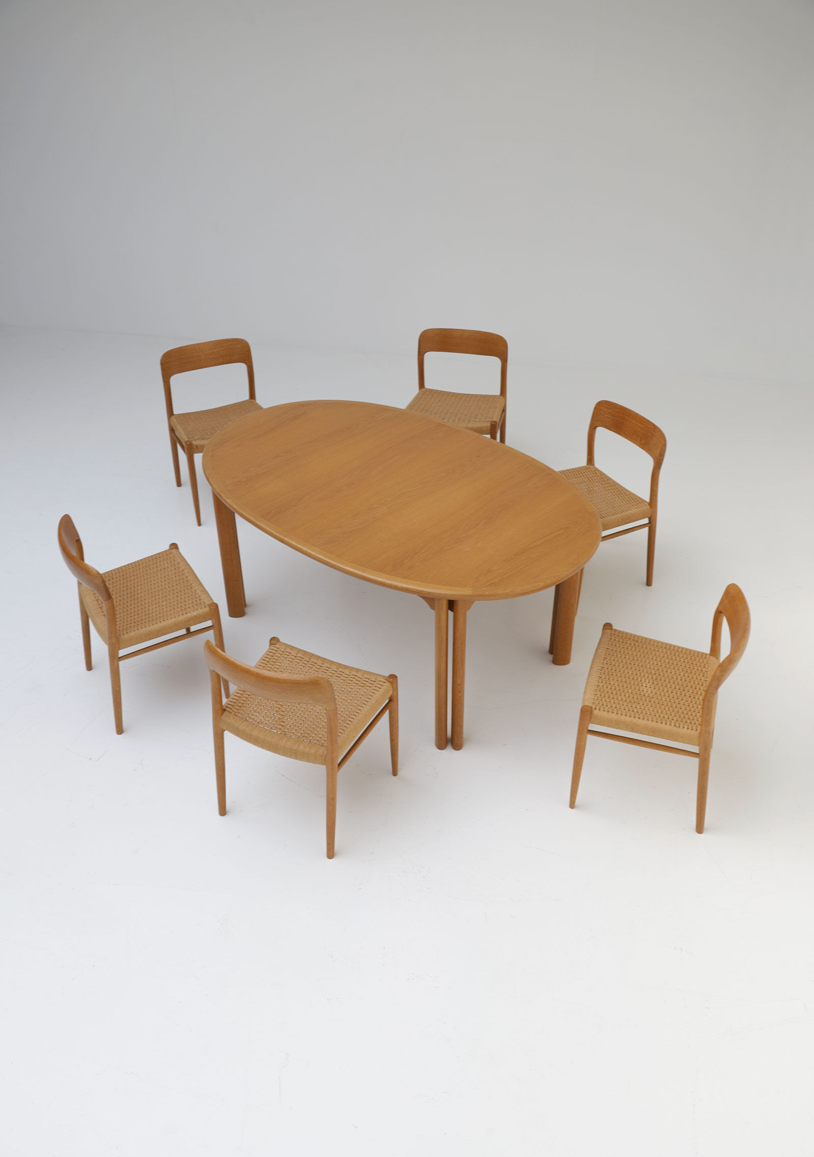 Extendable dining table by Van Den Berghe pauvers