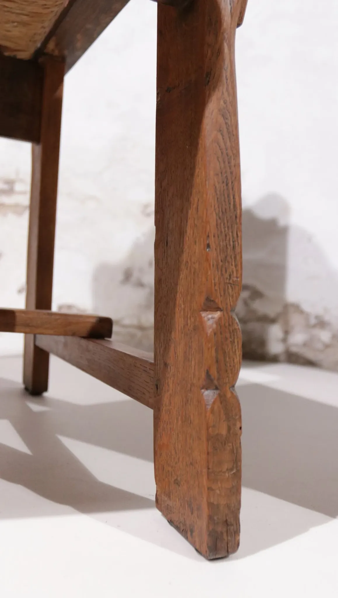 Pair of brutalist oak throne chairs with rush seats – Netherlands, 1930s