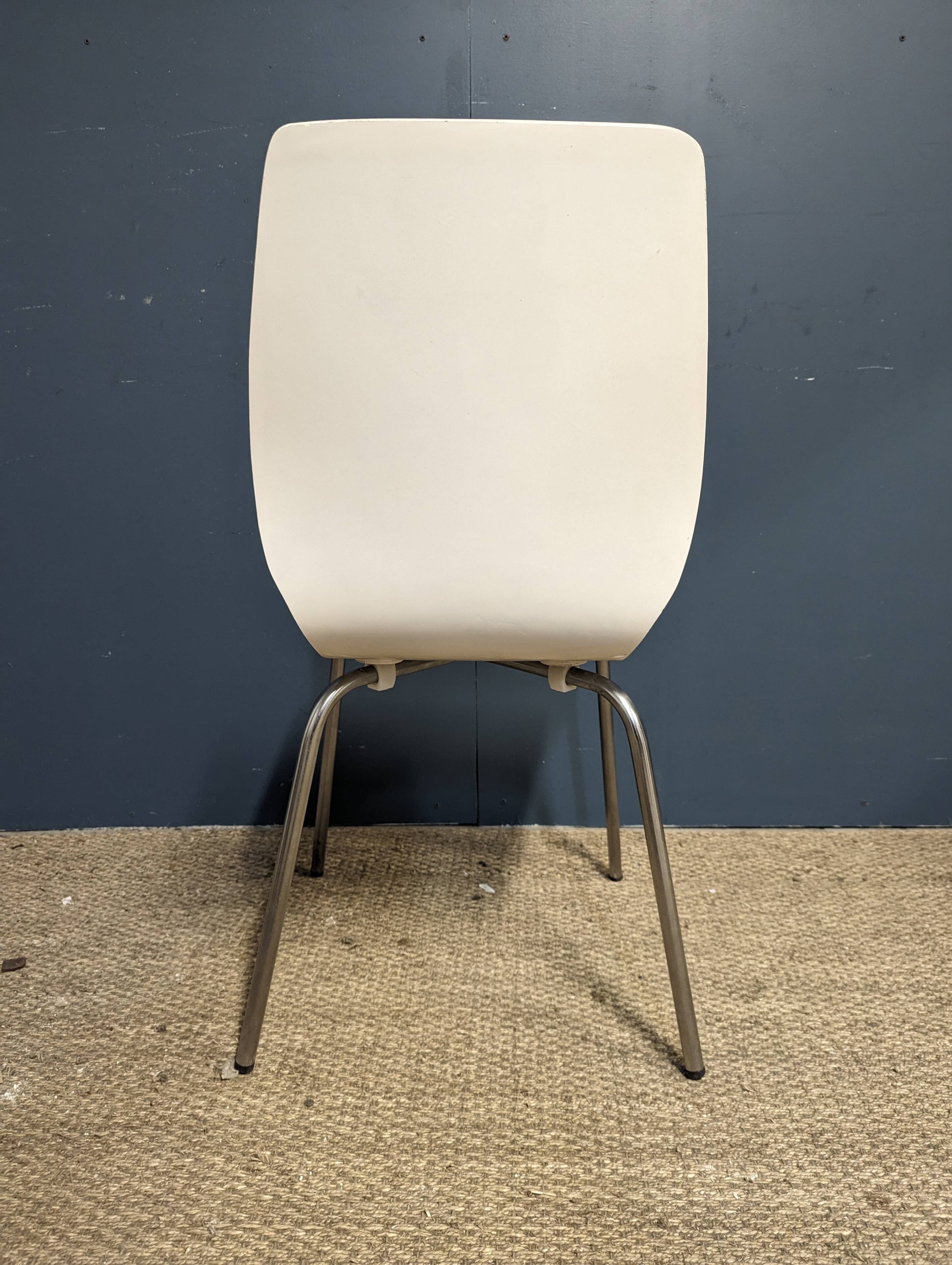 4 chaises blanches
