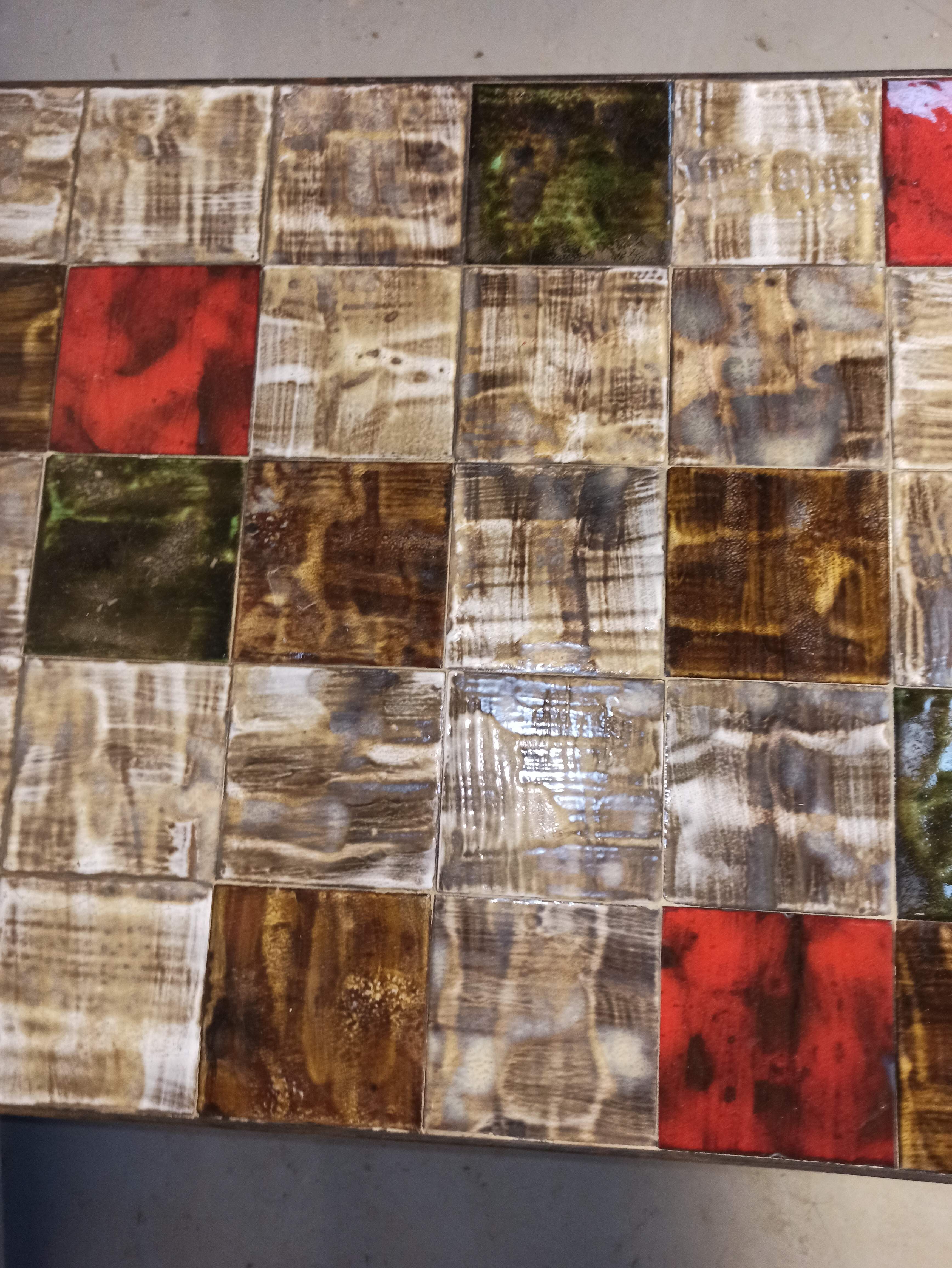 Base table in wrought iron thicken and tiled floor