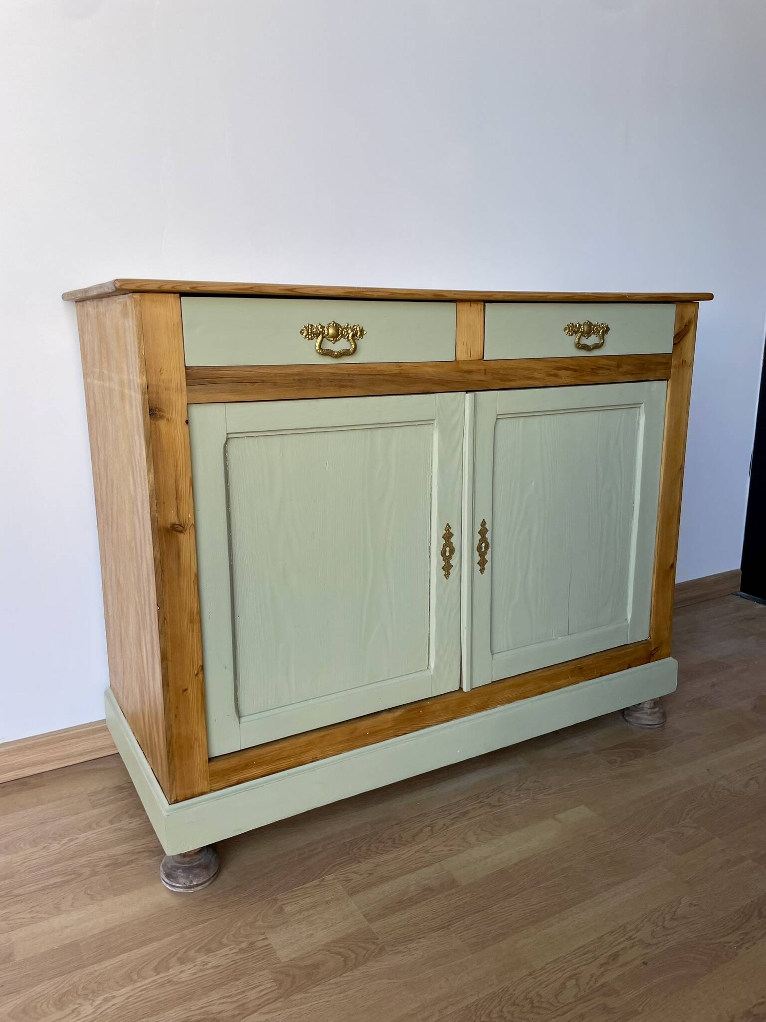 Old buffet with 2 doors