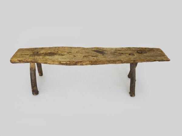 Banc bas brutaliste en bois. Banc en bois massif. Art Populaire