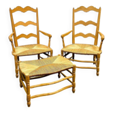 Paire de chaises et pouf Radassier en hêtre provençal français, avec assise en jonc.