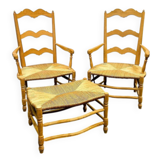 Paire de chaises et pouf Radassier en hêtre provençal français, avec assise en jonc.