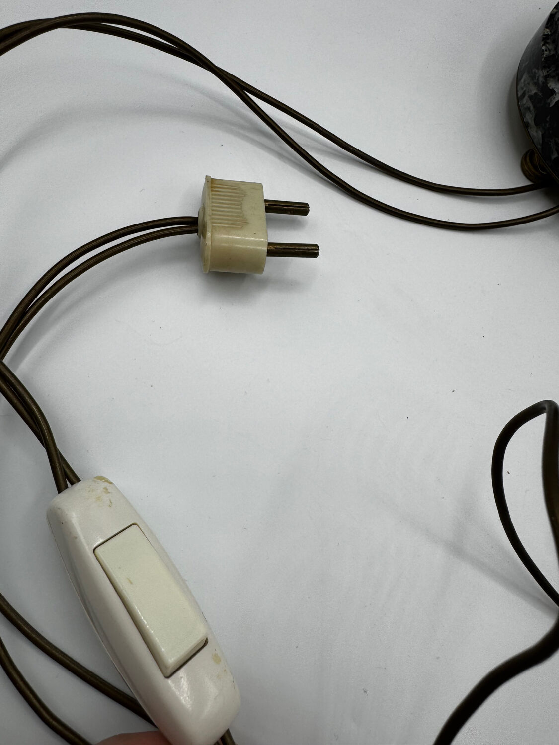 Antique lamp known as a lyre in bronze and marble from the late 19th century.