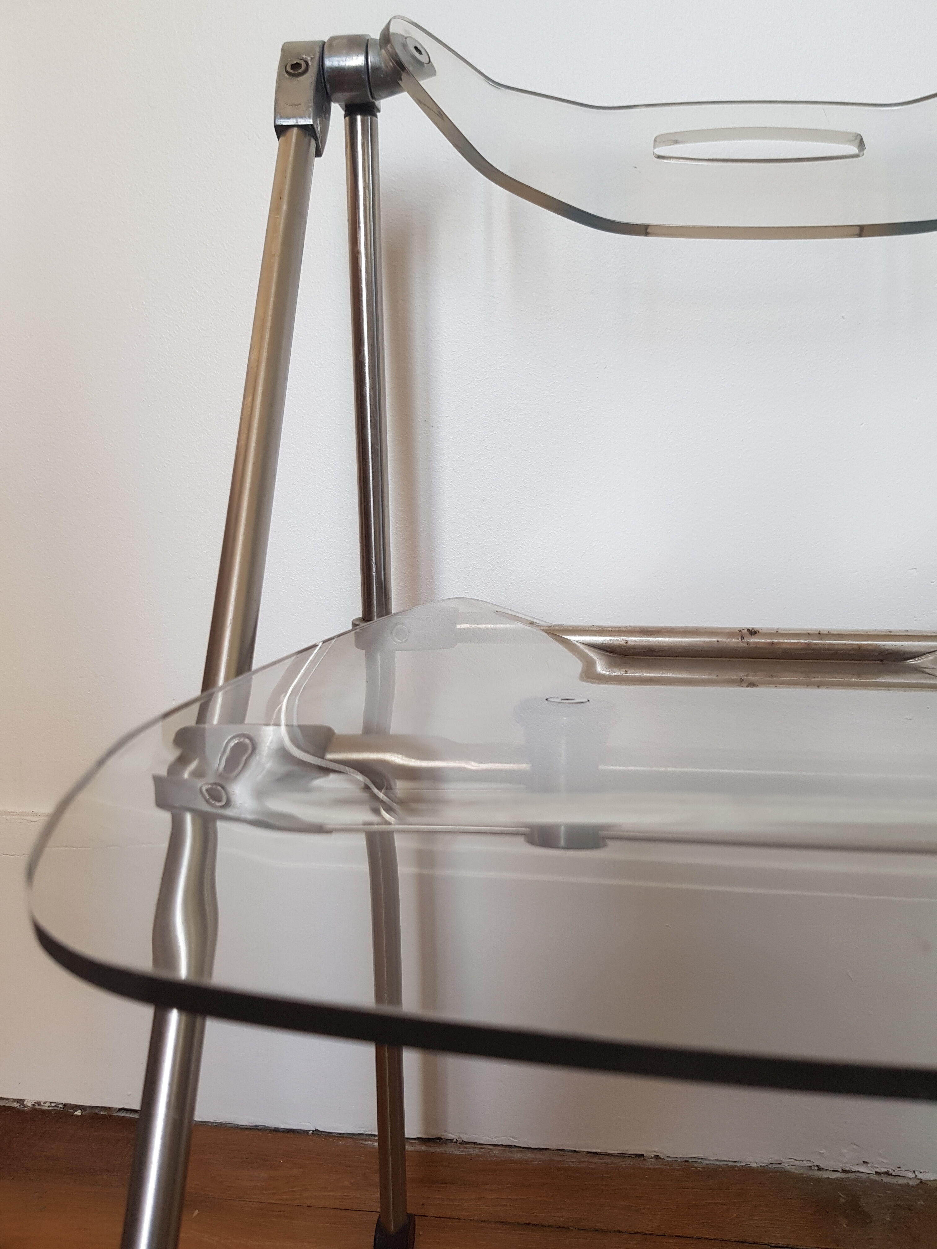 Chaise pliante en metal et plexiglas