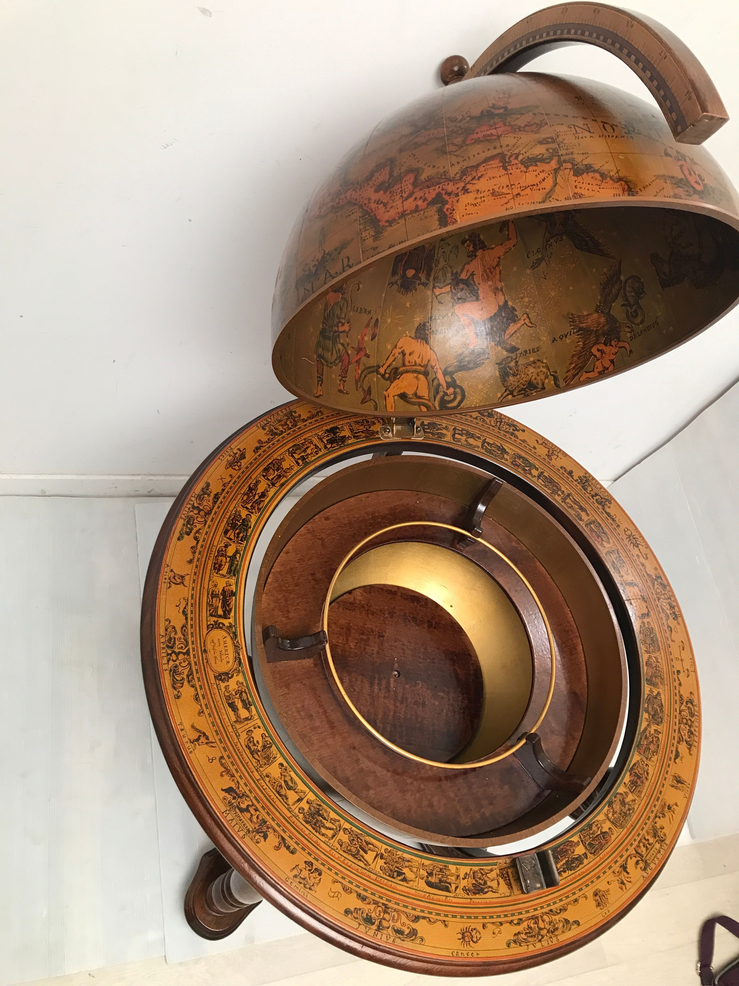 Bar en forme de globe terrestre vintage