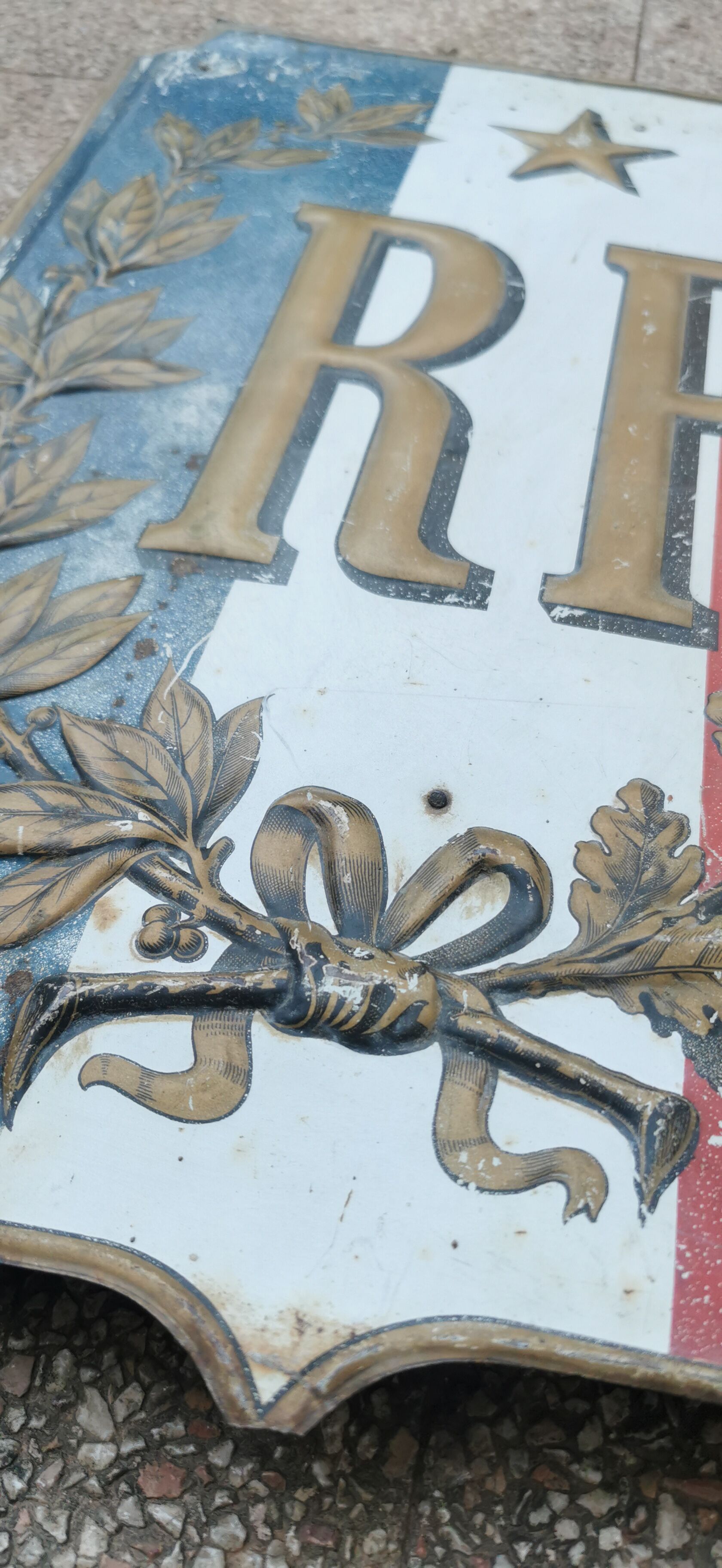 Plaque bearing the flags of mary French Republic