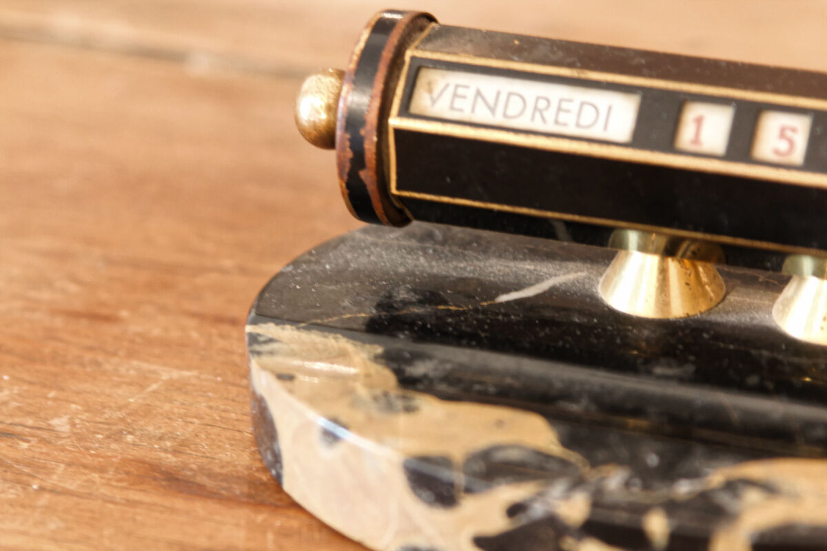Art deco perpetual calendar