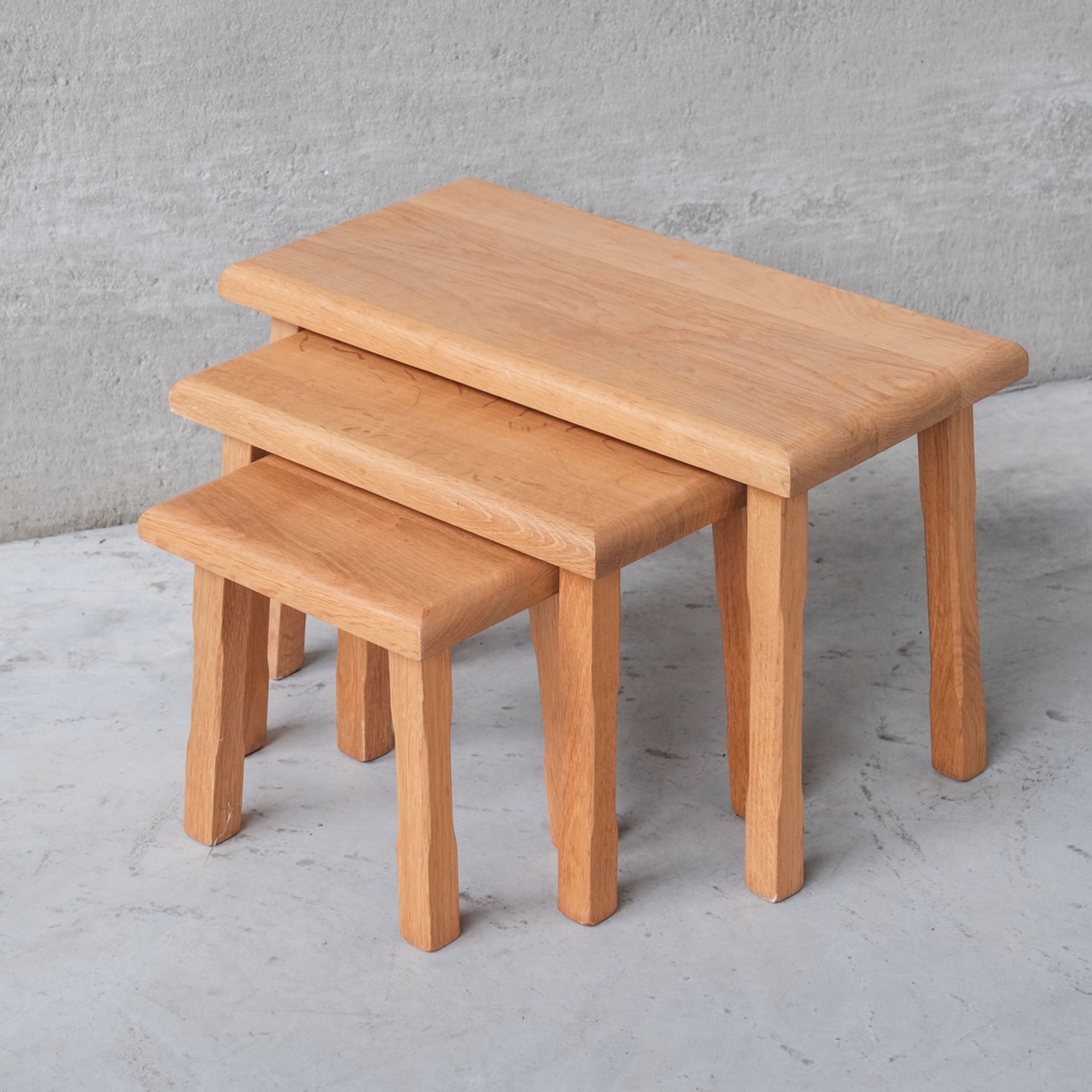 Ensemble de trois tables gigognes en chêne blond du milieu du siècle