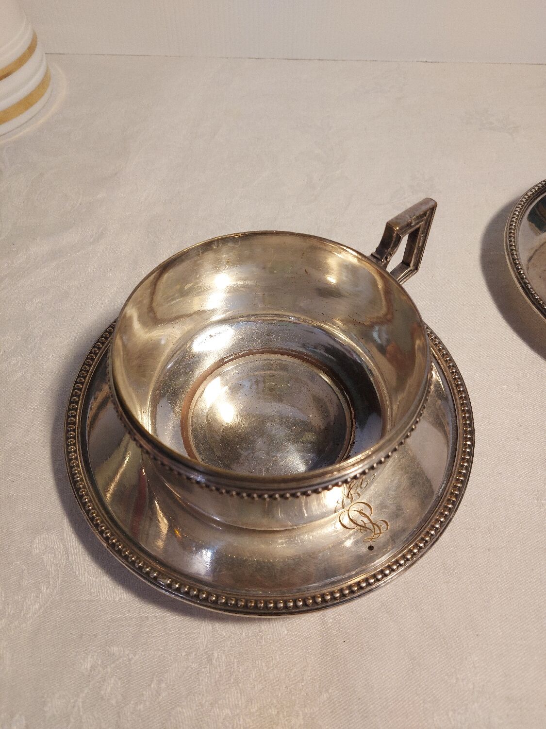 Duo de tasses à chocolat en métal argenté