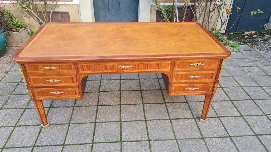 Napoleon III period desk in marquetry from the 19th century.