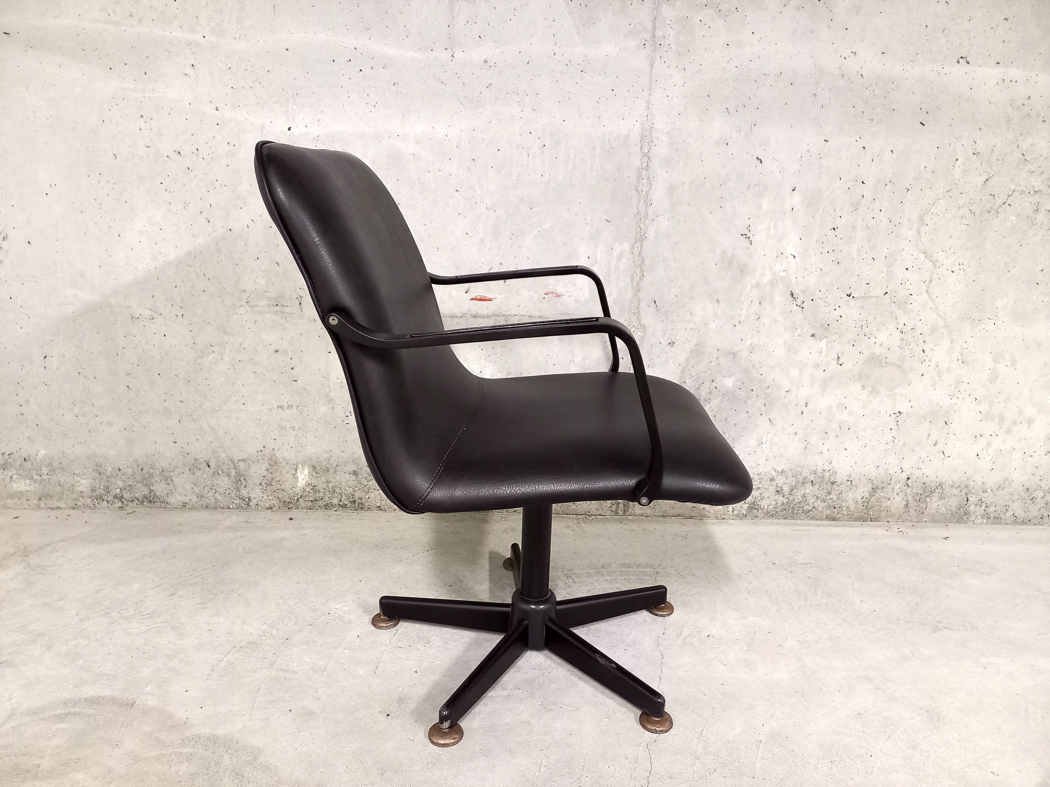 Vintage 70s swivel office chair in skai and black metal