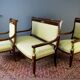 Ensemble de salon en noyer, bronze et marbre de style Empire français avec table et chaises.