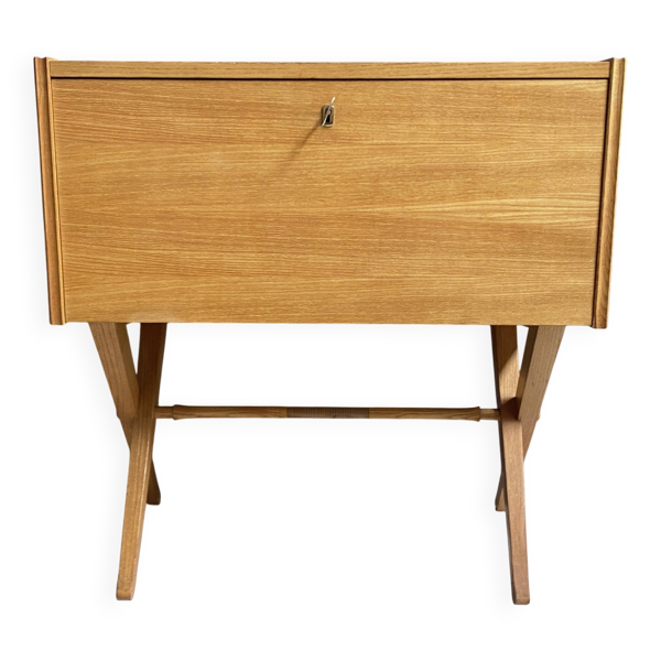Petit bureau en bois des années 1970 — Beyit