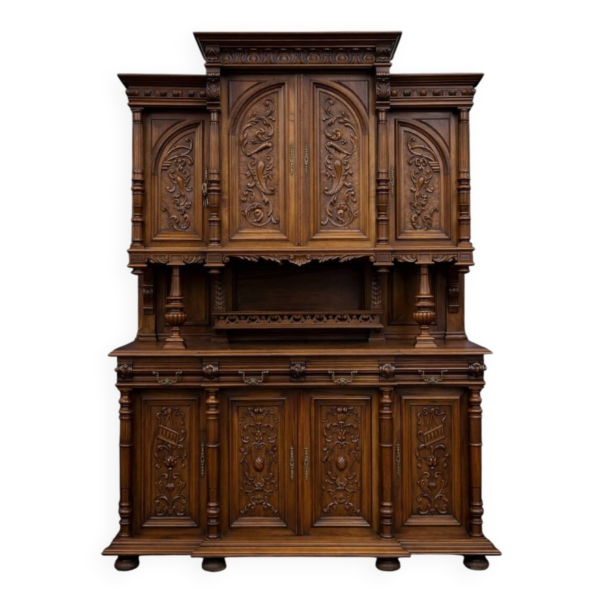 Buffet with eight Renaissance doors in solid walnut.