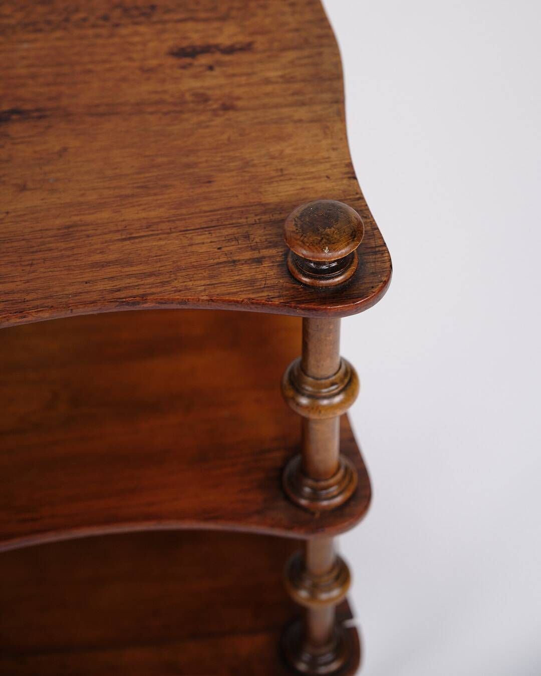 Etagere/shelf with 3 shelves - mahogany - turned columns - wheels - 19th century