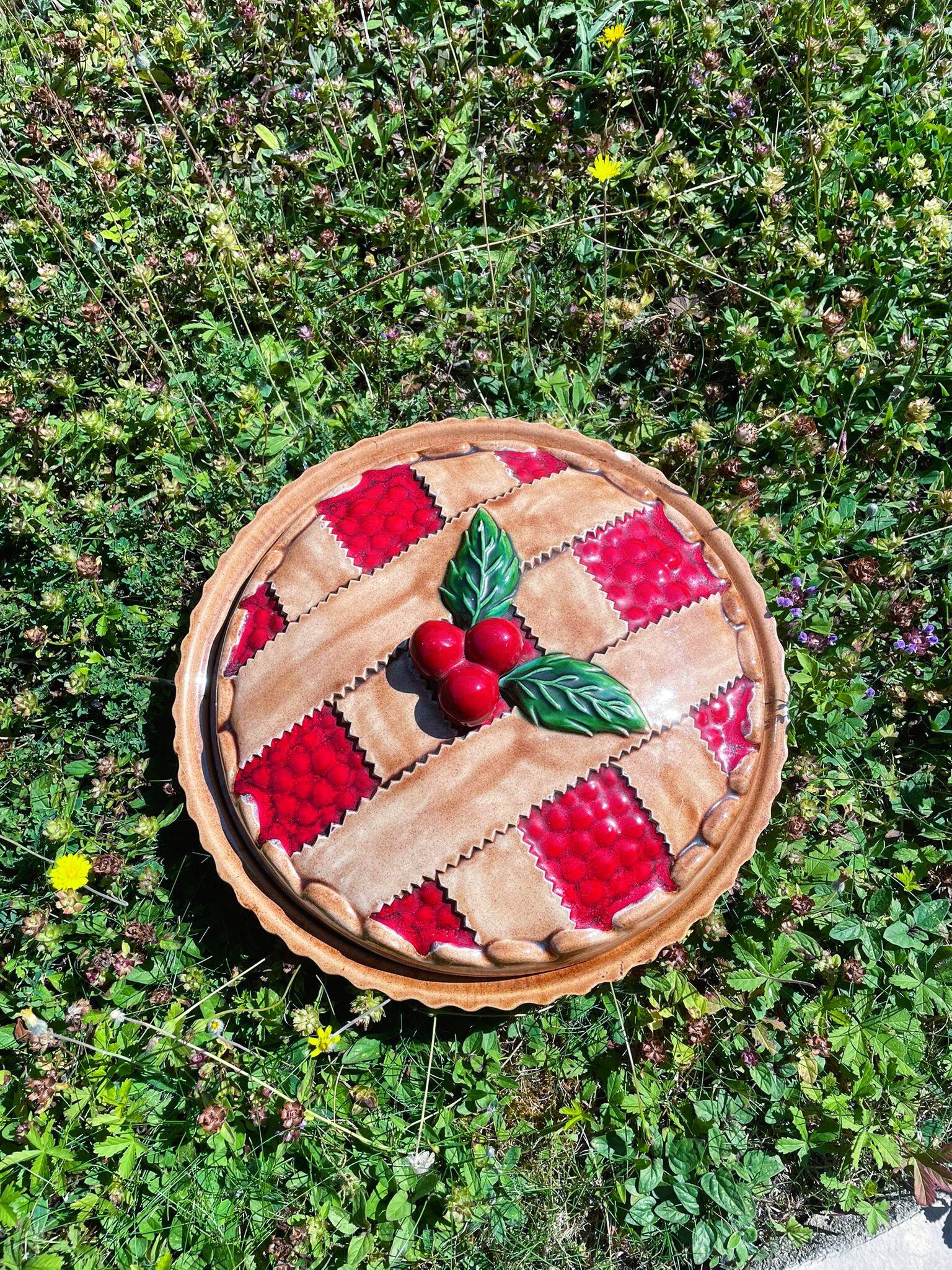 Trompe-l'oeil cherry pie dish