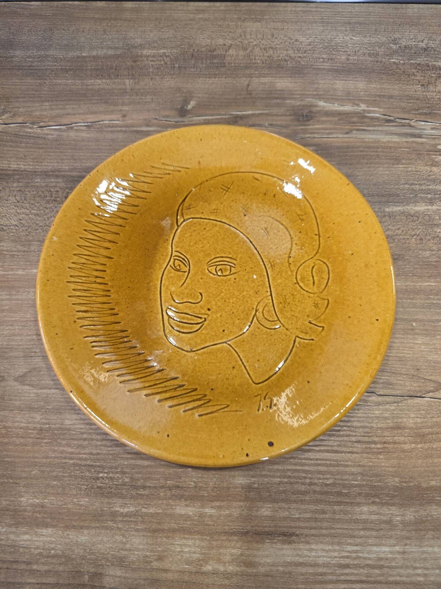 Plate of art Vallauris Foucard-Jourdan 1959 Incised profile decoration