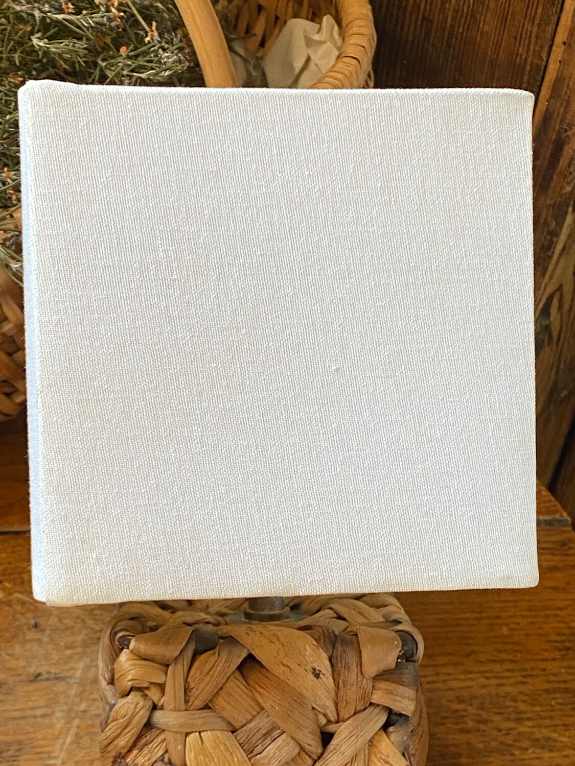 Lamp, natural weaving in water hyacinth fibre.