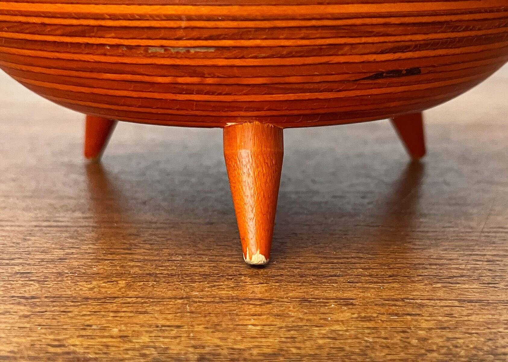 Bol tripode orange moderne du milieu du siècle en bois de Paavo Asikainen, Finlande, 1960s