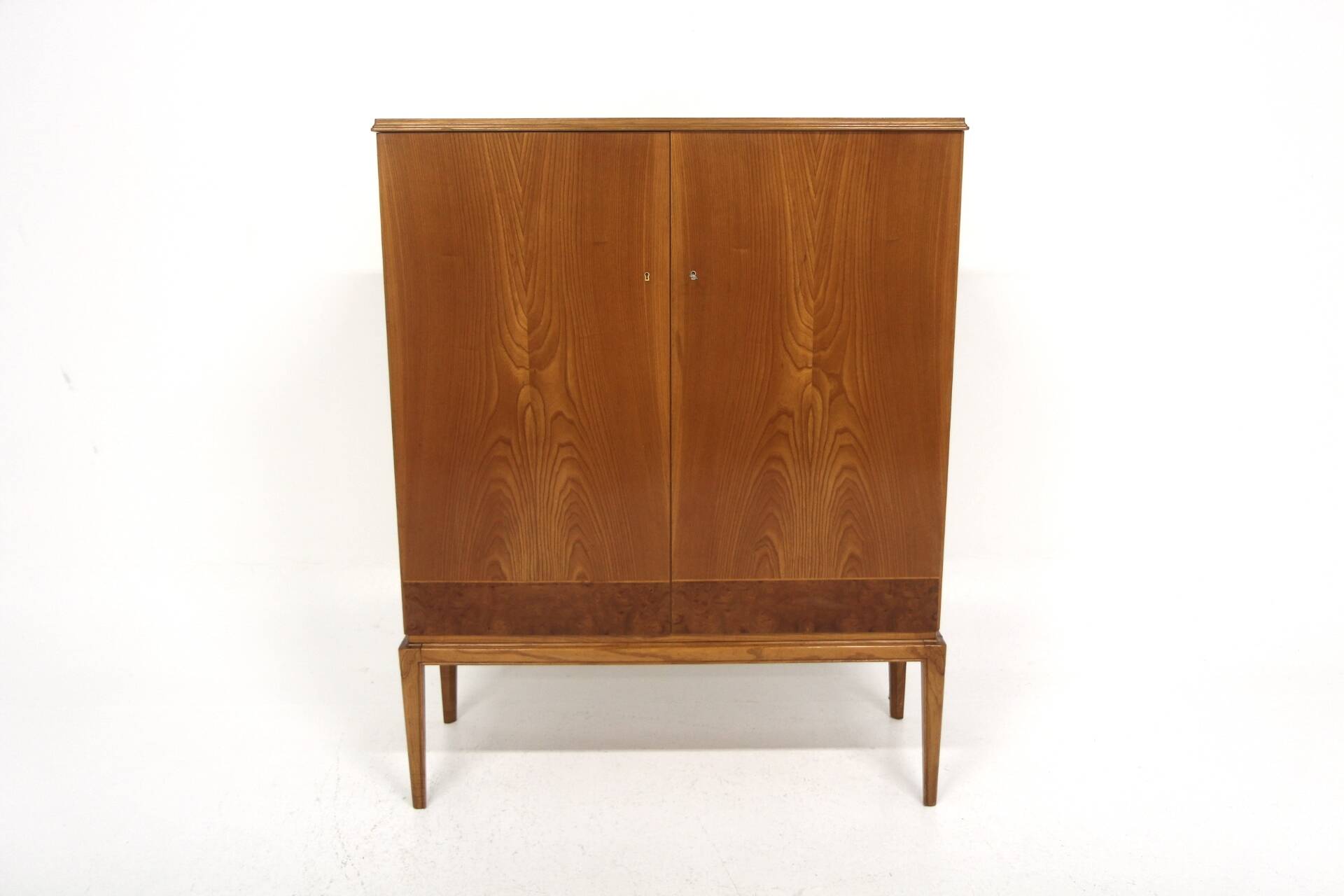 Scandinavian elm cabinet, AB Möbelnytt, Örebro, Sweden, 1930